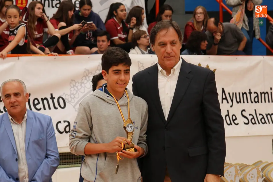 Foto 3 - Los Juegos Escolares viven su gran fiesta con la entrega de trofeos