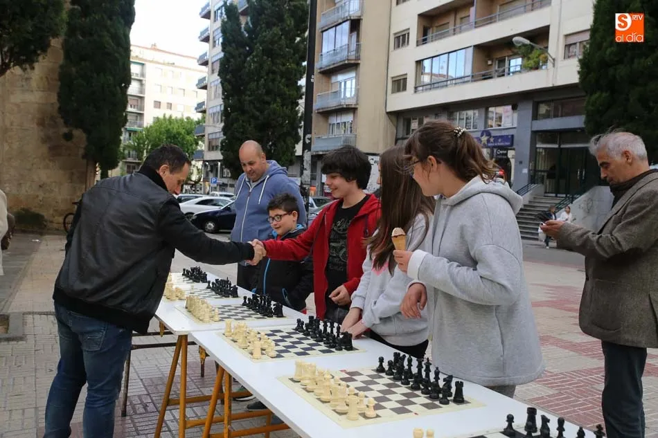 Foto 10 - La plaza de Carmelitas se transforma en&nbsp;un gran tablero de ajedrez  