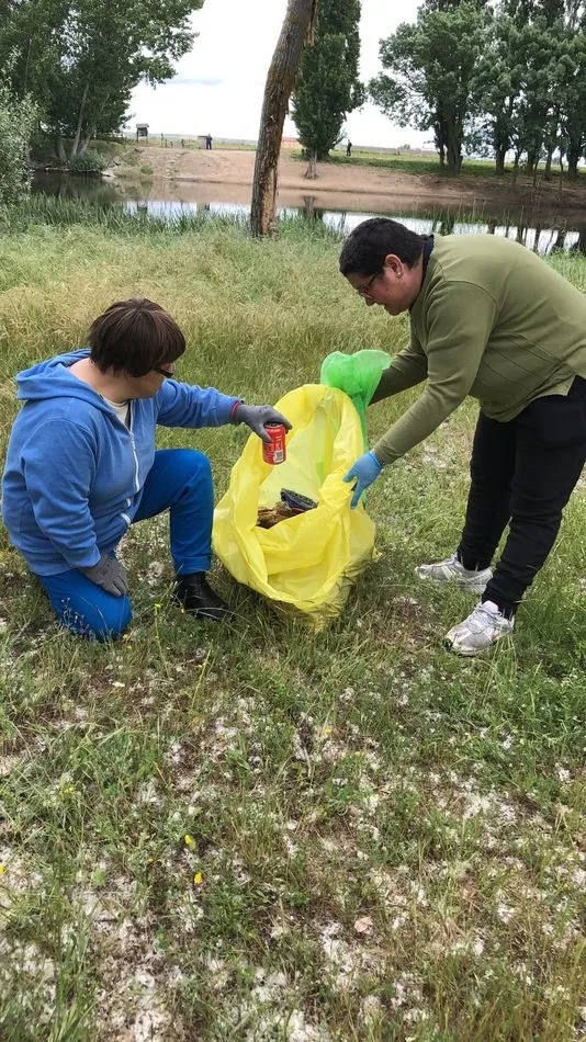 Foto 2 - Aspar La Besana realiza tareas de limpieza del r&iacute;o Tormes a su paso por Huerta