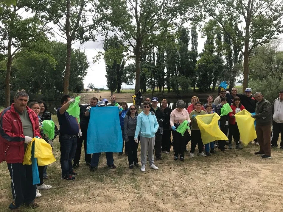 Foto 3 - Aspar La Besana realiza tareas de limpieza del r&iacute;o Tormes a su paso por Huerta