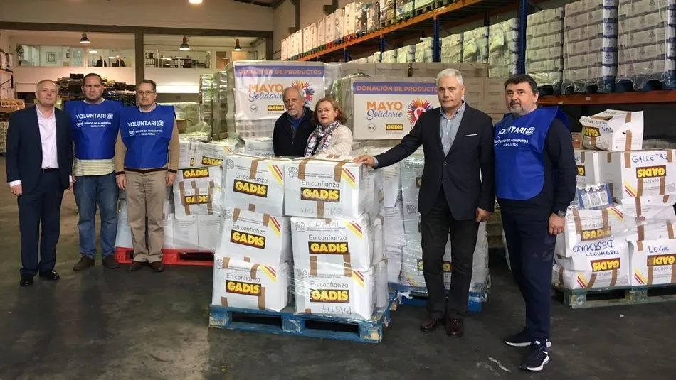 Entrega de los lotes solidarios repartidos por Gadis