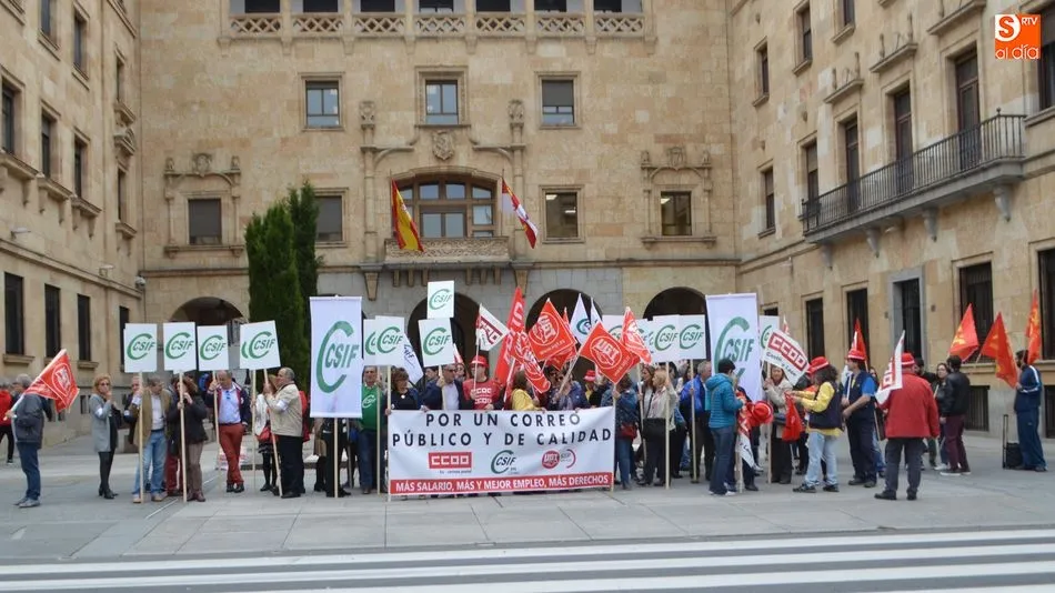 Foto 4 - Los trabajadores de Correos realizan paros parciales para denunciar la precaria situaci&oacute;n del...