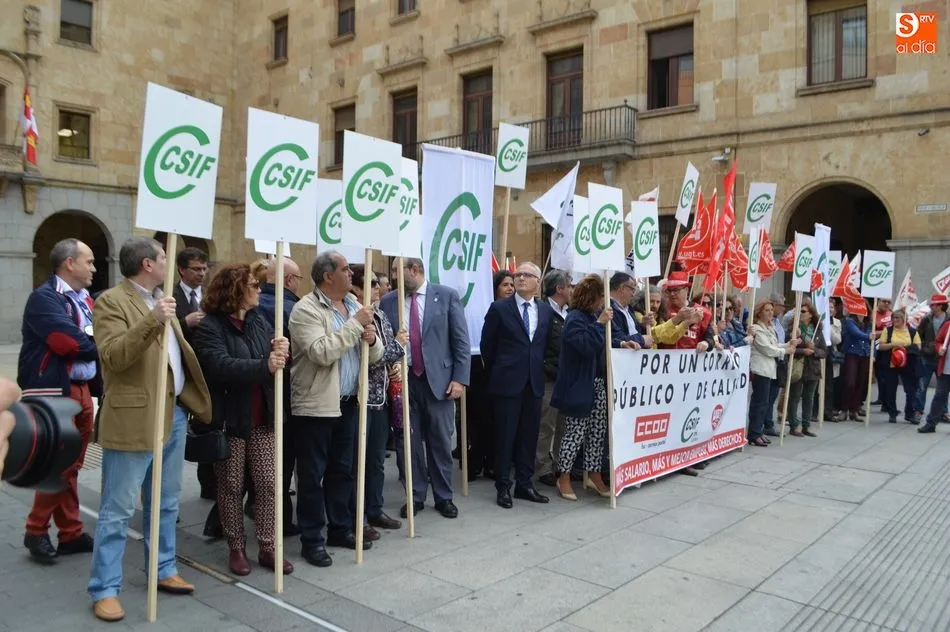Foto 3 - Los trabajadores de Correos realizan paros parciales para denunciar la precaria situaci&oacute;n del...