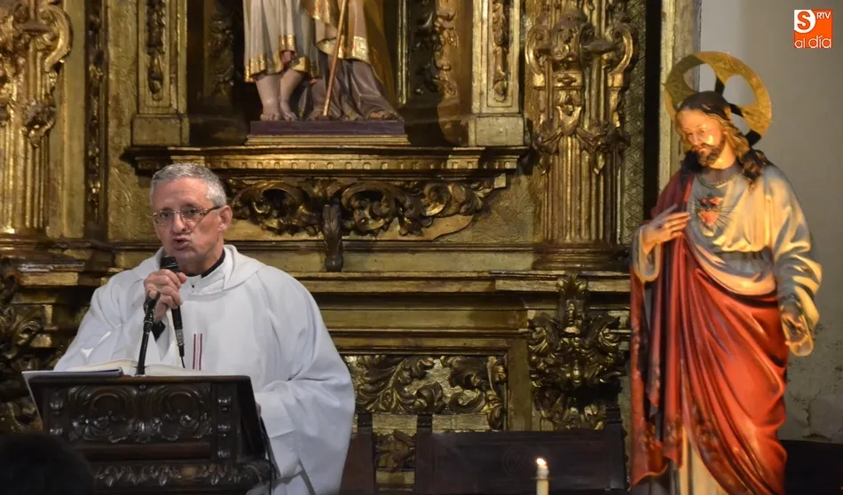 Foto 9 - La Iglesia de San Andr&eacute;s se queda peque&ntilde;a para recordar a su p&aacute;rroco fallecido  