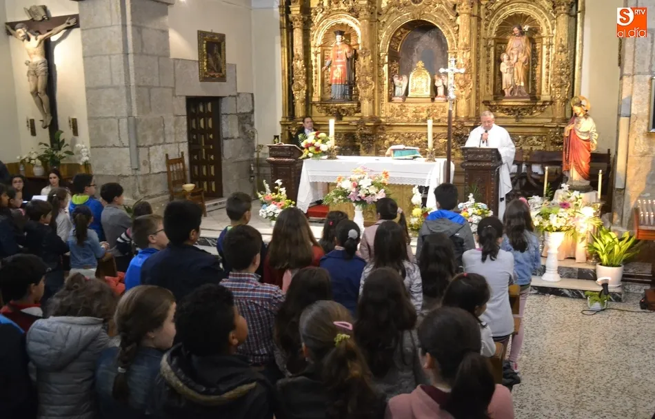 Foto 8 - La Iglesia de San Andr&eacute;s se queda peque&ntilde;a para recordar a su p&aacute;rroco fallecido  