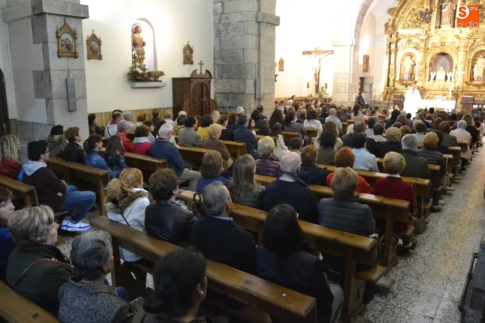 Foto 2 - La Iglesia de San Andr&eacute;s se queda peque&ntilde;a para recordar a su p&aacute;rroco fallecido  