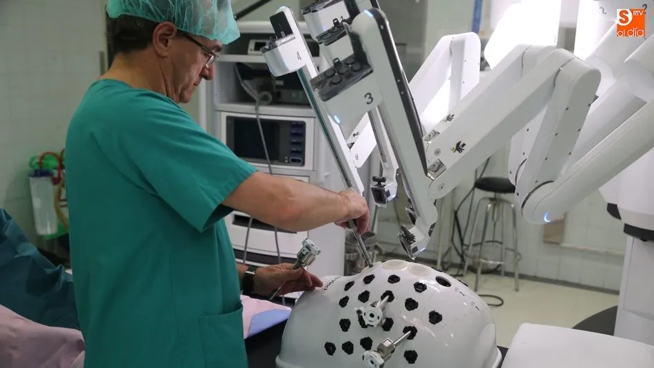 El doctor Marcelo Jiménez realiza una demostración con el robot Da Vinci. Foto: Alberto Martín