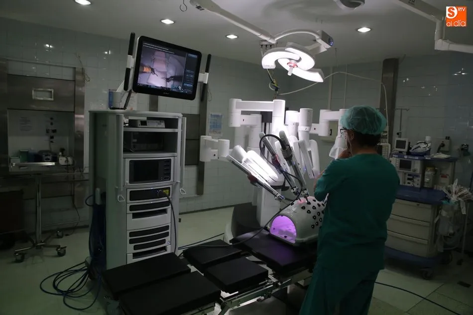 Foto 2 - El Hospital de Salamanca estrena la cirug&iacute;a rob&oacute;tica