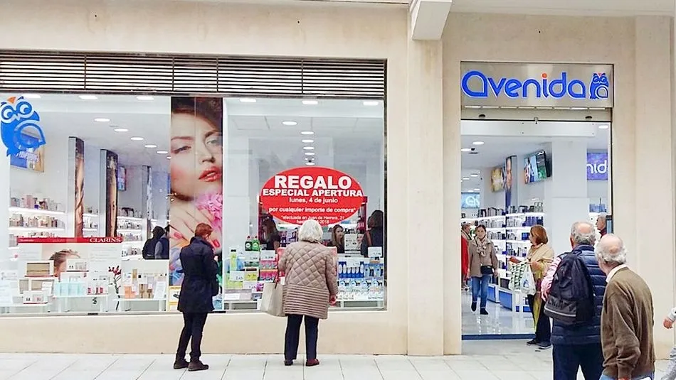 Varios viandantes admiran el nuevo espacio.