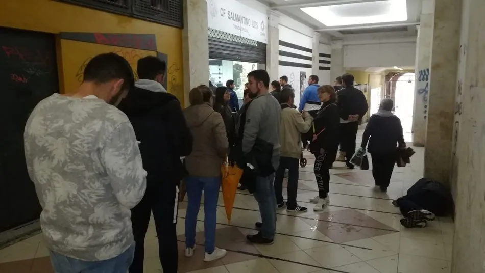 Aficionados esperando a retirar sus entradas. Fotos: www.cfsalmantinouds.com