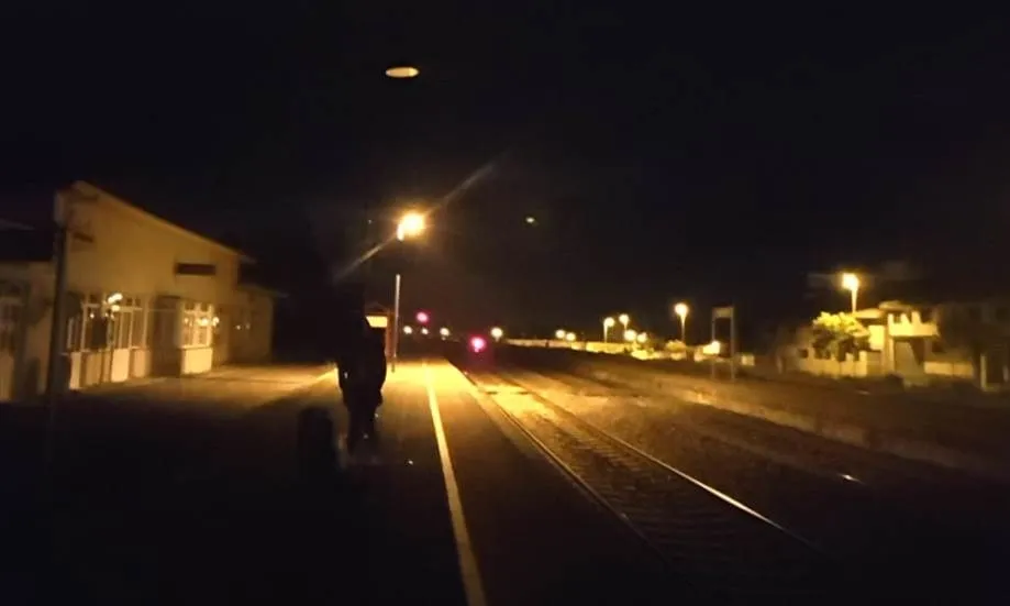 Una usuaria se ve obligada a esperar 45 minutos en mitad de la madrugada a que aparezca el tren  