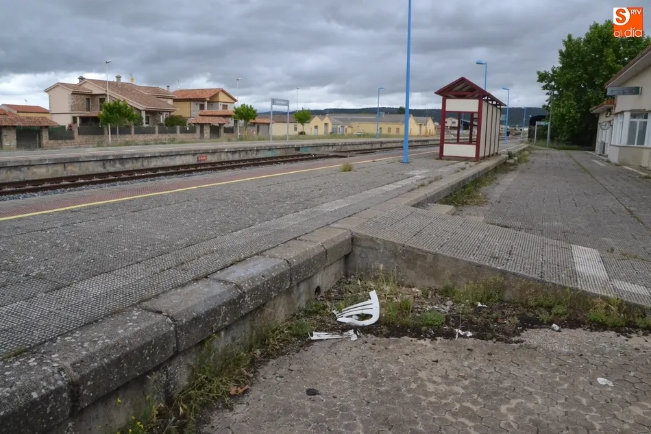 Foto 11 - Una usuaria se ve obligada a esperar 45 minutos en mitad de la madrugada a que aparezca el tren  