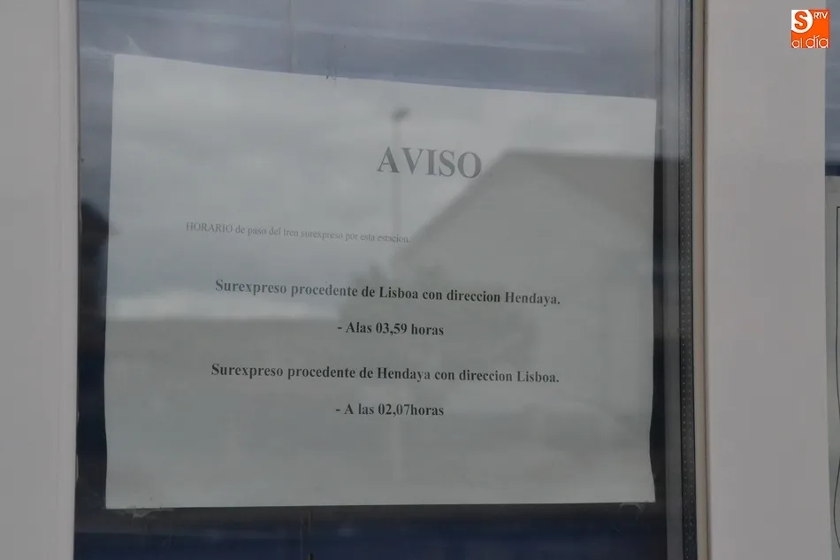 Foto 7 - Una usuaria se ve obligada a esperar 45 minutos en mitad de la madrugada a que aparezca el tren  