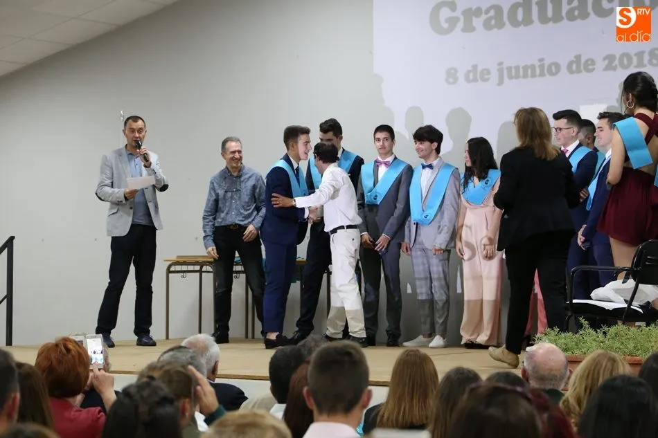 Foto 3 - El IES Senara se despide de sus bachilleres
