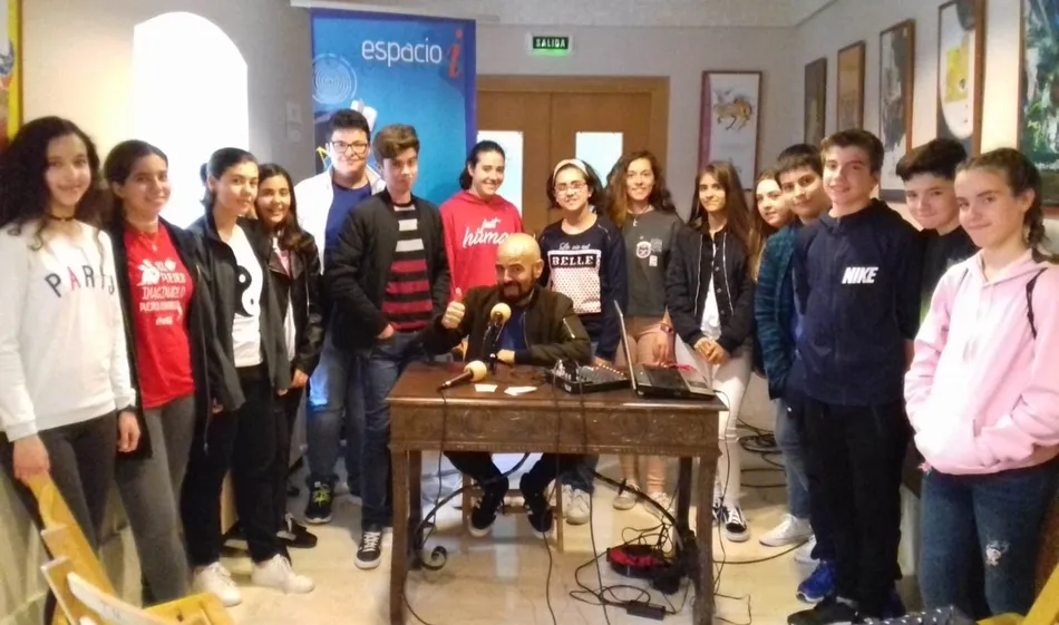 Los jóvenes de Radio i mantienen un encuentro profesional con Ricardo Montilla  