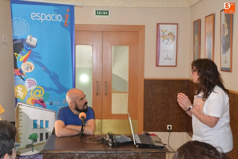 Foto 5 - Los j&oacute;venes de Radio i mantienen un encuentro profesional con Ricardo Montilla  