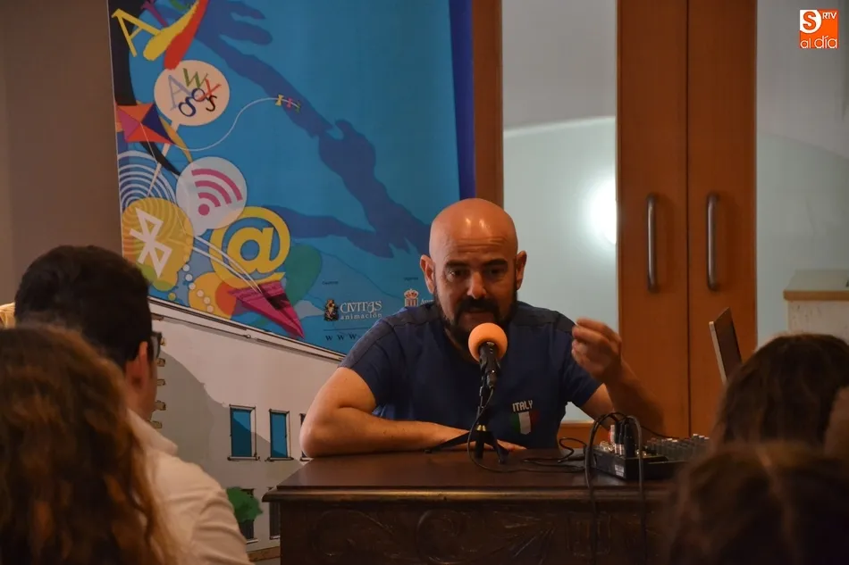 Foto 2 - Los j&oacute;venes de Radio i mantienen un encuentro profesional con Ricardo Montilla  