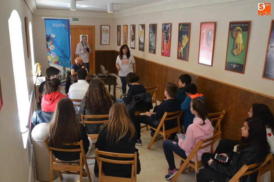 Foto 4 - Los j&oacute;venes de Radio i mantienen un encuentro profesional con Ricardo Montilla  