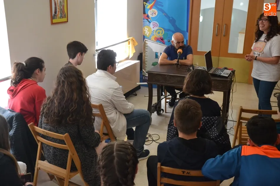 Foto 3 - Los j&oacute;venes de Radio i mantienen un encuentro profesional con Ricardo Montilla  