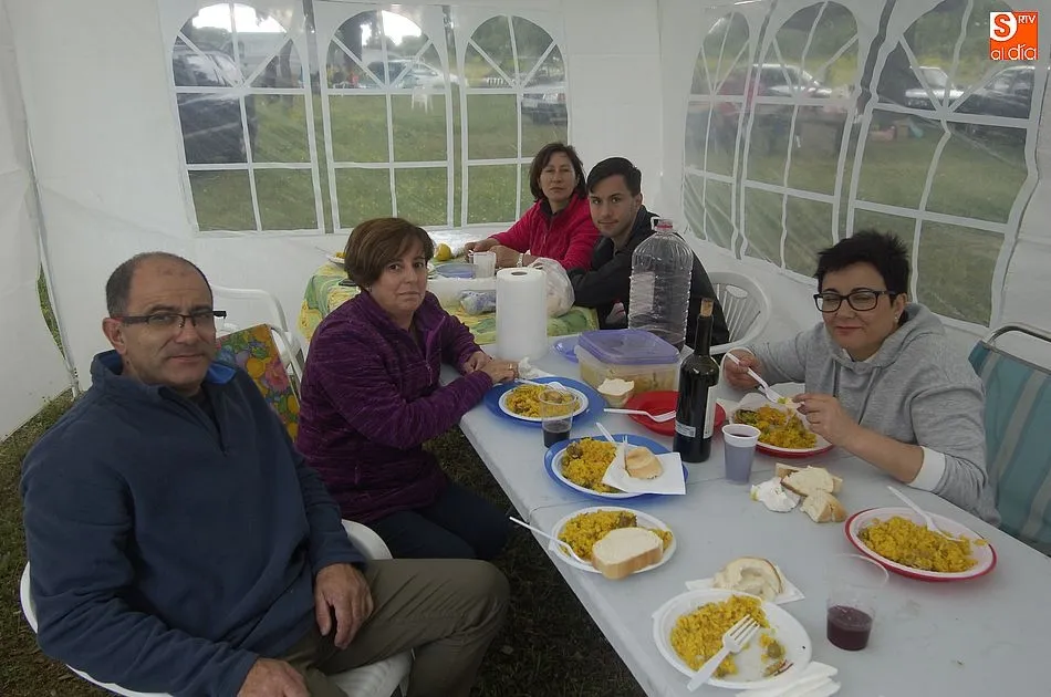 Foto 10 - Sancti-Sp&iacute;ritus desaf&iacute;a al tiempo para culminar sus fiestas degustando paella en el campo  