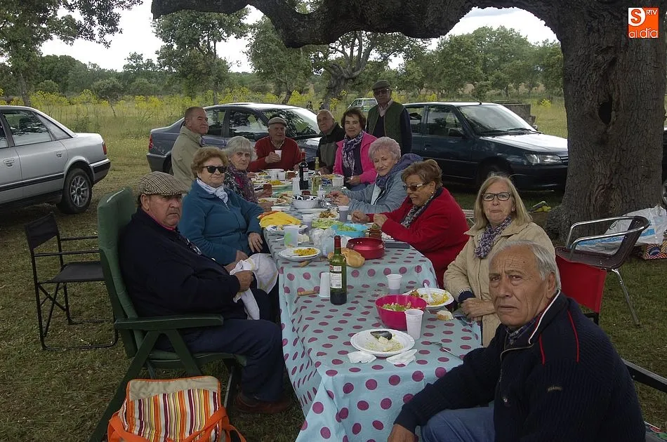 Foto 9 - Sancti-Sp&iacute;ritus desaf&iacute;a al tiempo para culminar sus fiestas degustando paella en el campo  