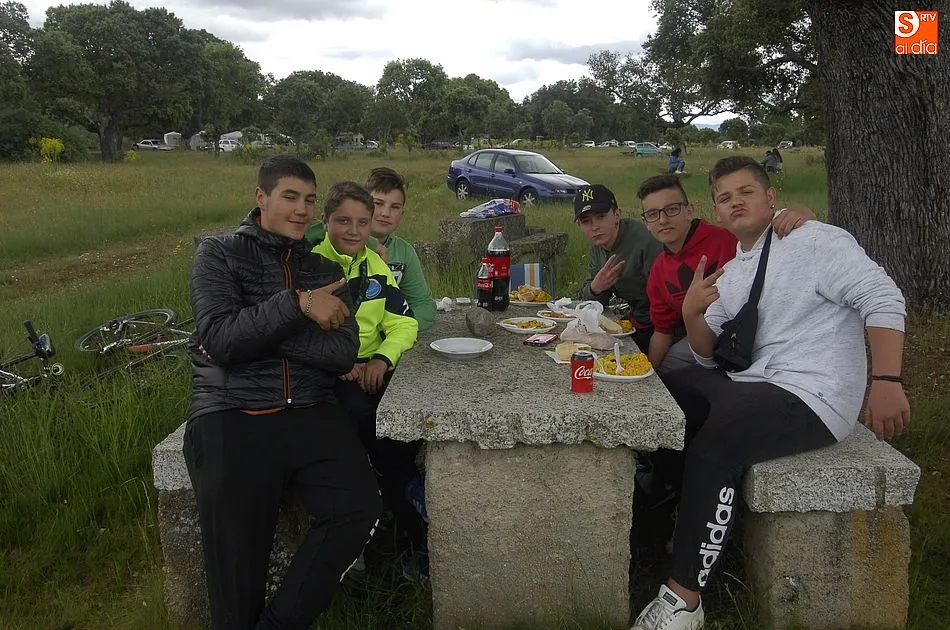 Foto 7 - Sancti-Sp&iacute;ritus desaf&iacute;a al tiempo para culminar sus fiestas degustando paella en el campo  