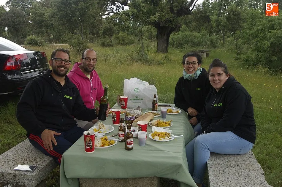 Foto 5 - Sancti-Sp&iacute;ritus desaf&iacute;a al tiempo para culminar sus fiestas degustando paella en el campo  