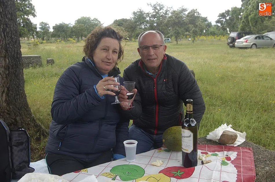 Foto 3 - Sancti-Sp&iacute;ritus desaf&iacute;a al tiempo para culminar sus fiestas degustando paella en el campo  