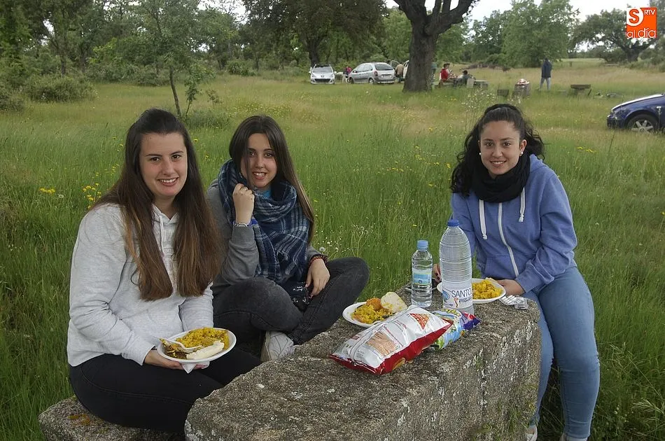 Foto 4 - Sancti-Sp&iacute;ritus desaf&iacute;a al tiempo para culminar sus fiestas degustando paella en el campo  