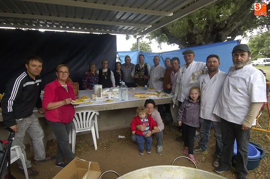 Foto 2 - Sancti-Sp&iacute;ritus desaf&iacute;a al tiempo para culminar sus fiestas degustando paella en el campo  