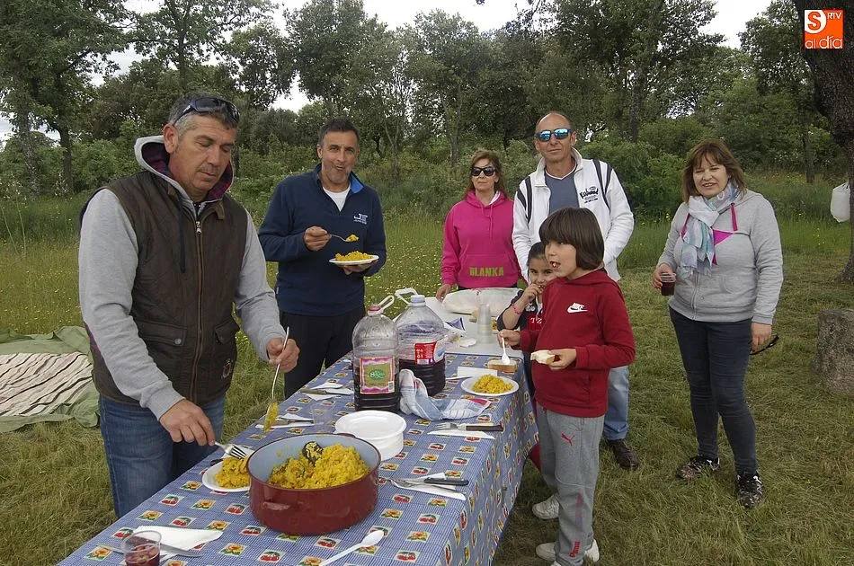 Foto 6 - Sancti-Sp&iacute;ritus desaf&iacute;a al tiempo para culminar sus fiestas degustando paella en el campo  