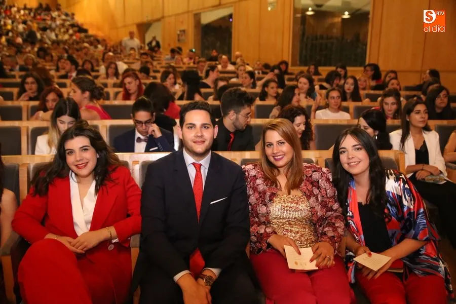 Filólogos posando ante la cámara durante el acto / Foto: Alberto Martín