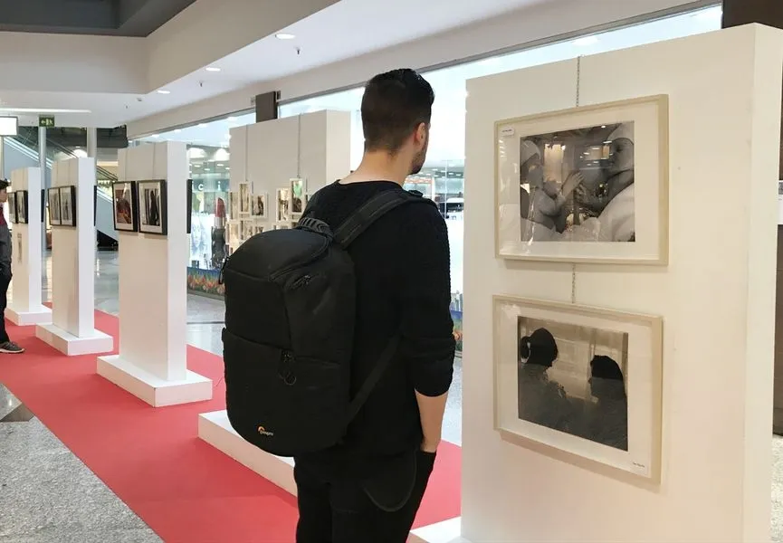 Foto 5 - El Centro Comercial El Tormes homenajea a las matronas con una exposici&oacute;n fotogr&aacute;fica  