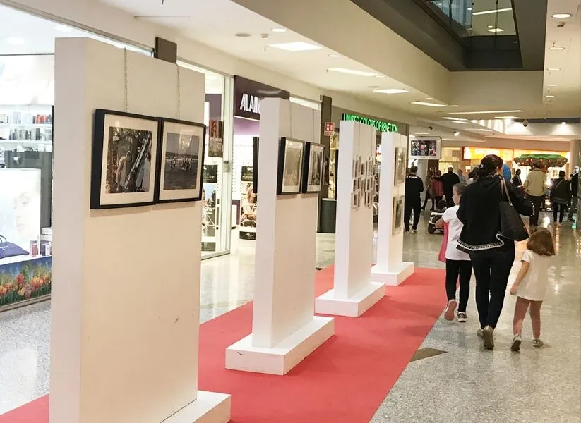 Foto 4 - El Centro Comercial El Tormes homenajea a las matronas con una exposici&oacute;n fotogr&aacute;fica  
