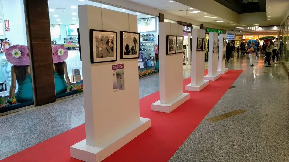 Foto 3 - El Centro Comercial El Tormes homenajea a las matronas con una exposici&oacute;n fotogr&aacute;fica  