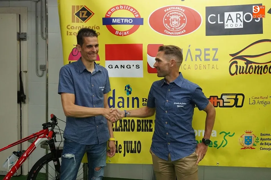 Foto 2 - La Escuela de Ciclismo Bejarana Ib&eacute;ricos Guill&eacute;n se presenta de manera oficial