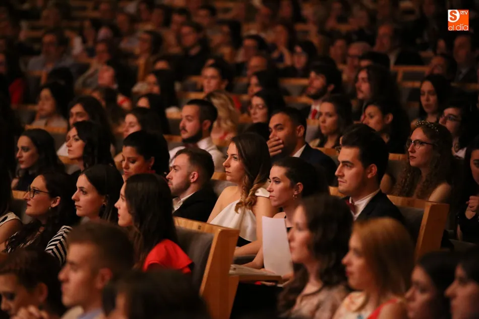 Foto 11 - Emotiva imposici&oacute;n de becas a los alumnos de Filolog&iacute;a y Documentaci&oacute;n  