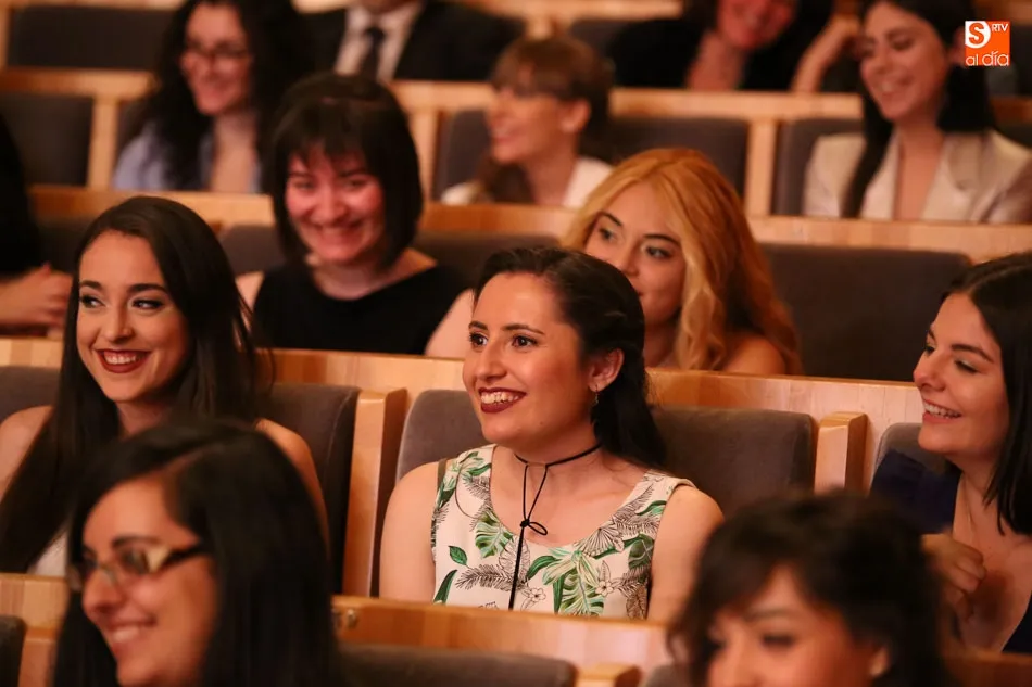 Foto 10 - Emotiva imposici&oacute;n de becas a los alumnos de Filolog&iacute;a y Documentaci&oacute;n  