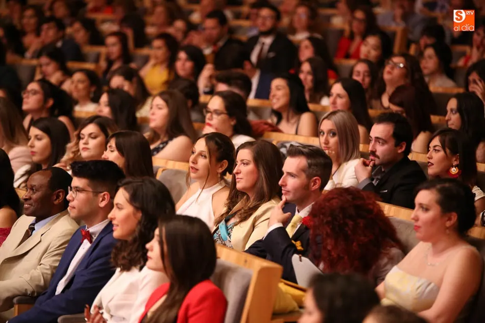 Foto 9 - Emotiva imposici&oacute;n de becas a los alumnos de Filolog&iacute;a y Documentaci&oacute;n  