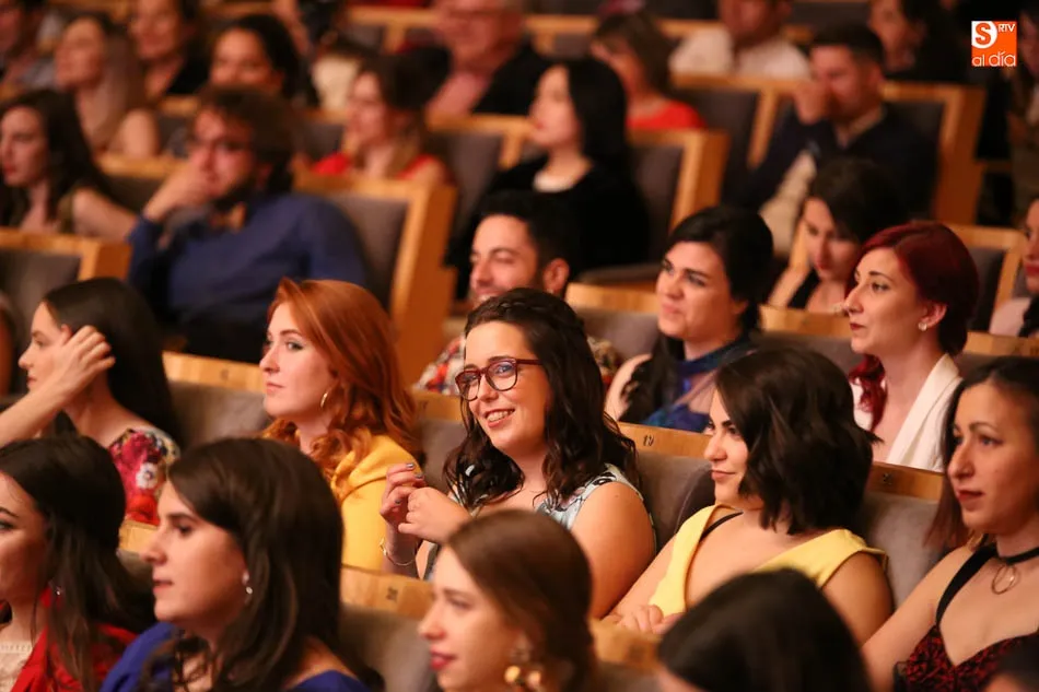Foto 8 - Emotiva imposici&oacute;n de becas a los alumnos de Filolog&iacute;a y Documentaci&oacute;n  