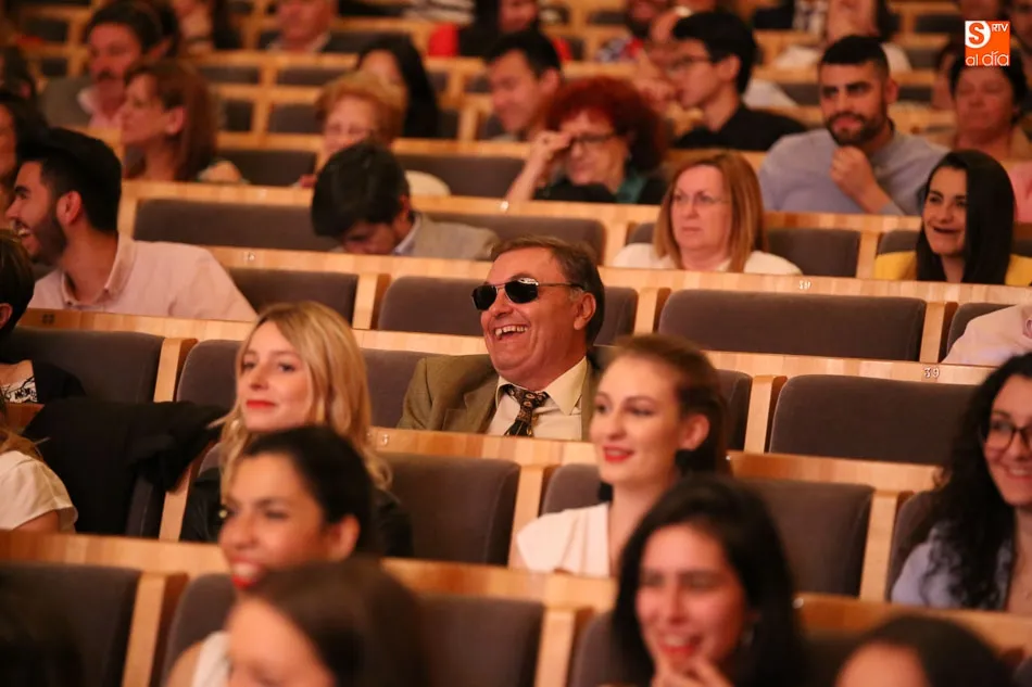 Foto 7 - Emotiva imposici&oacute;n de becas a los alumnos de Filolog&iacute;a y Documentaci&oacute;n  