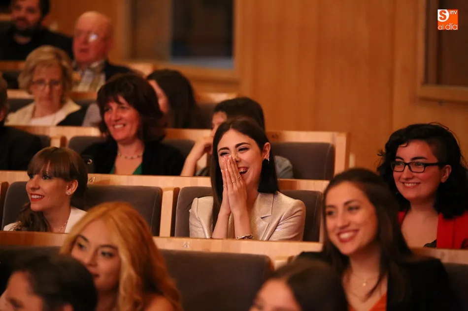 Foto 6 - Emotiva imposici&oacute;n de becas a los alumnos de Filolog&iacute;a y Documentaci&oacute;n  