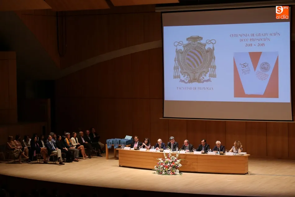 Foto 5 - Emotiva imposici&oacute;n de becas a los alumnos de Filolog&iacute;a y Documentaci&oacute;n  