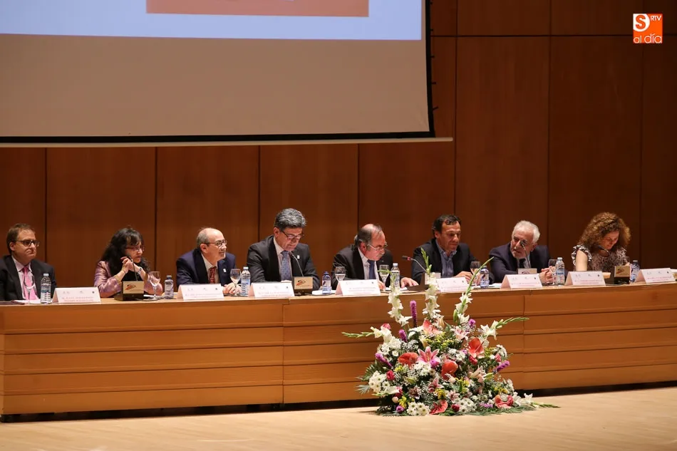 Foto 4 - Emotiva imposici&oacute;n de becas a los alumnos de Filolog&iacute;a y Documentaci&oacute;n  