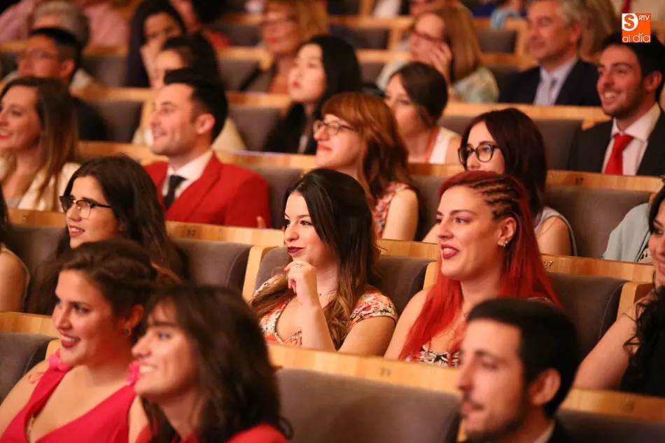Foto 3 - Emotiva imposici&oacute;n de becas a los alumnos de Filolog&iacute;a y Documentaci&oacute;n  