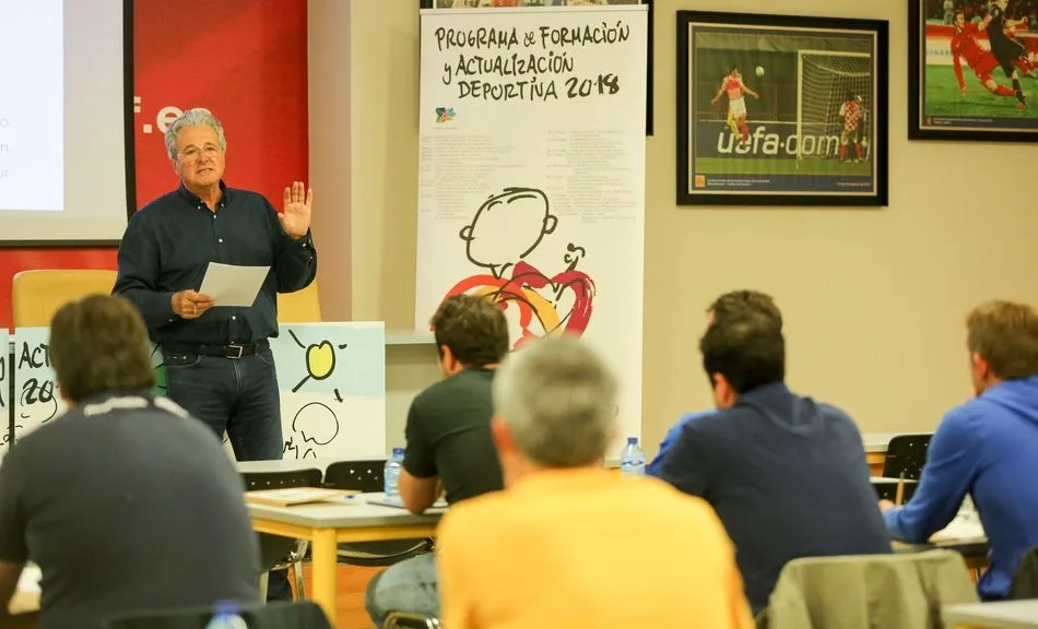 Foto 3 - El salmantino Jorge D&rsquo;Alessandro pone el broche final al congreso sobre f&uacute;tbol 4.0  
