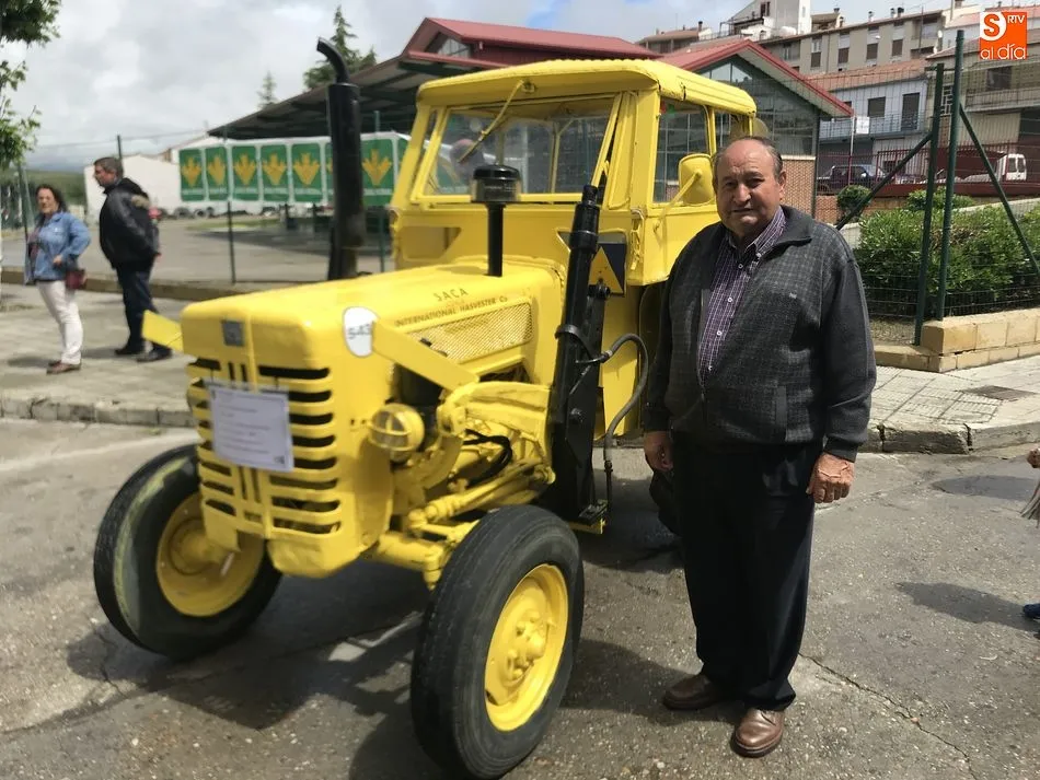 Maxi González junto a su tractor en la Feria de San Antonio
