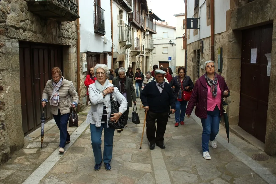 Foto 5 - Los usuarios del Centro de Mayores de El Puente disfrutan de una salida cultural a la Sierra de...