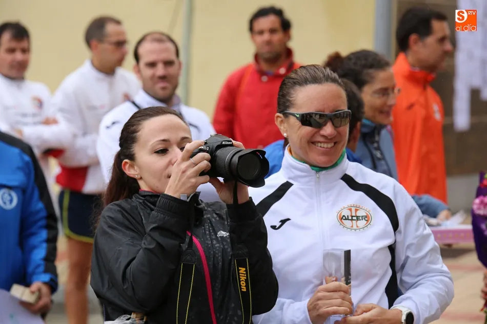 Foto 2 - Isabel Almaraz y Carlos Herr&aacute;ez se imponen en la Carrera de Alcer en El Zurgu&eacute;n