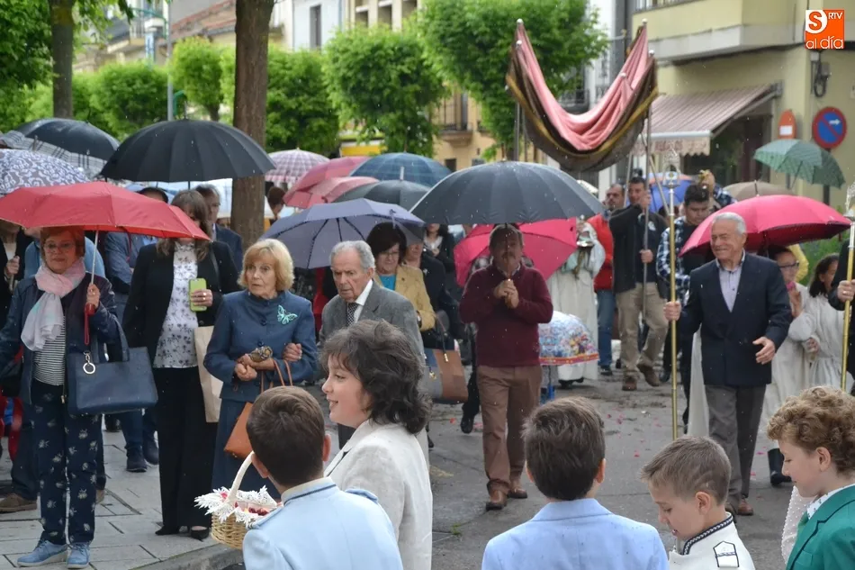 Foto 11 - Rocambolesca procesi&oacute;n de la Octava de Corpus en San Crist&oacute;bal por culpa de la lluvia  